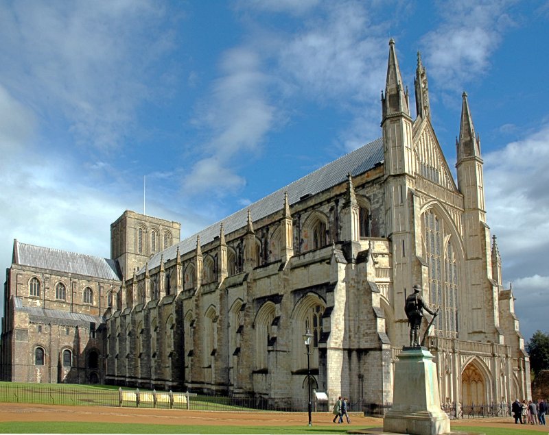 Winchester_cathedral_side2